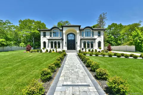 33 Parkway Dr, North Hempstead, NY 11577