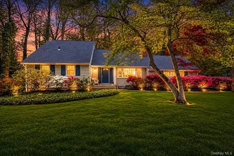 14 Bunkerhill Dr, Huntington, NY 11743