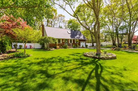 8 Loretta Ct, Coram, NY 11727