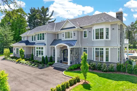 3 Woodhollow Ln, Glen Head, NY 11545