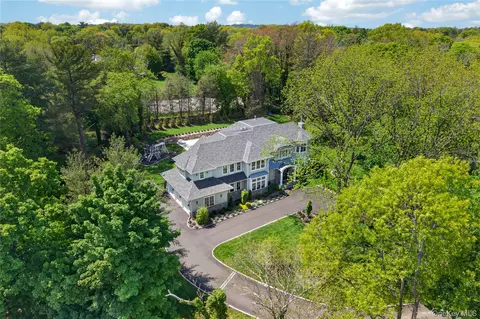 3 Woodhollow Ln, Glen Head, NY 11545