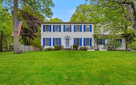 62 W Bartlett Rd, Middle Island, NY 11953