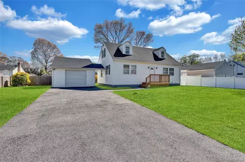 46 Rockledge Dr, Shirley, NY 11967