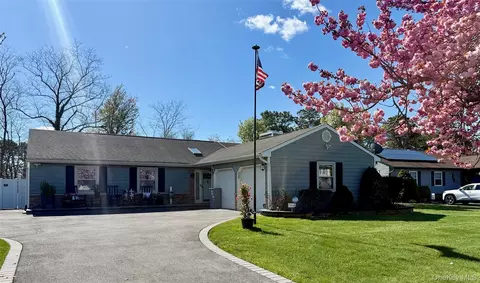 11 Hollow Oak Dr, Brookhaven, NY 11772