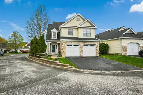 1 Ariel Dr, Middle Island, NY 11953