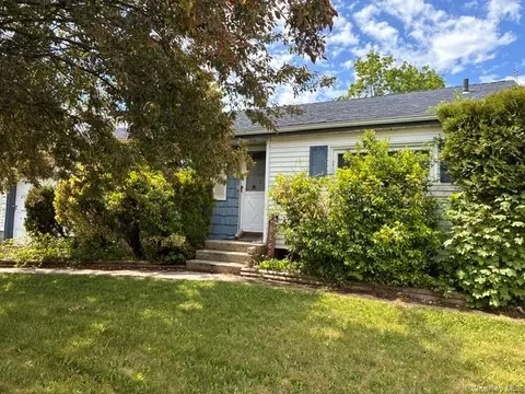 190 Hilltop Dr, Brentwood, NY 11717