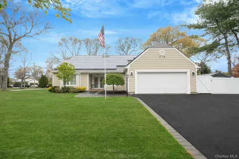 19 Ascot Pl, Coram, NY 11727