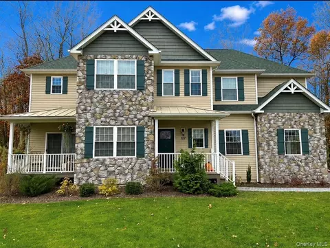 107 Debra Ln, New Windsor, NY 12553