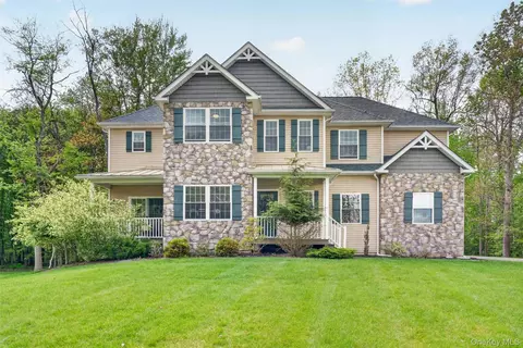 107 Debra Ln, New Windsor, NY 12553