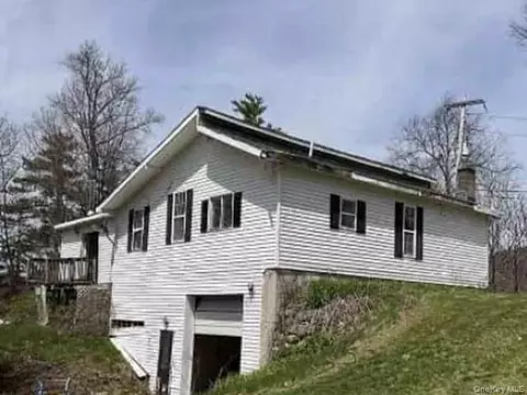32 Barber Rd, Queensbury, NY 12804
