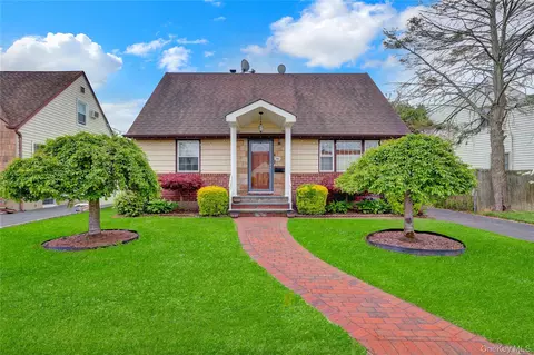 46 Stanwood Rd, North Hempstead, NY 11040