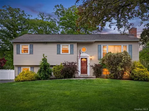 584 Babbling Brook Ln, Clarkstown, NY 10989