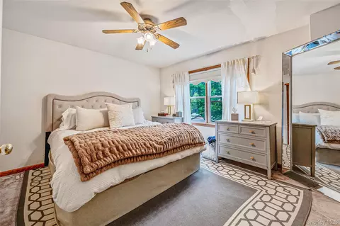 Bedroom - 21 Audrey Ave, Plainview, NY 11803 photo 5 of 12