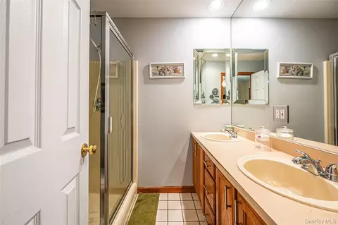 Bath - 21 Audrey Ave, Plainview, NY 11803 photo 2 of 2