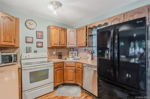 Kitchen - 21 Audrey Ave, Plainview, NY 11803 photo 2 of 4