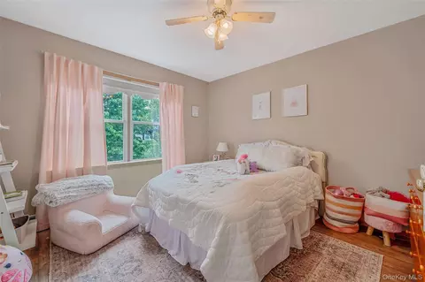 Bedroom - 21 Audrey Ave, Plainview, NY 11803 photo 3 of 12