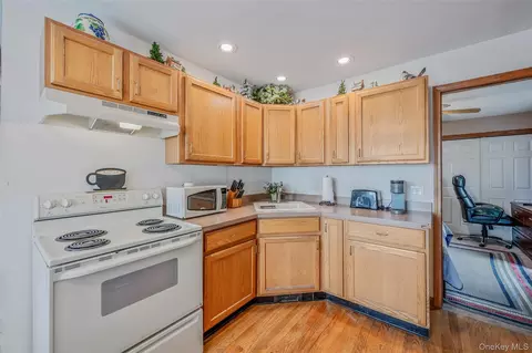 Kitchen - 21 Audrey Ave, Plainview, NY 11803 photo 4 of 4
