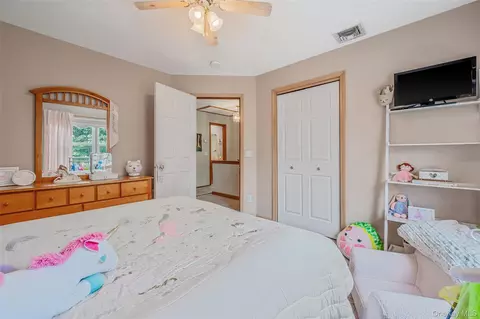 Bedroom - 21 Audrey Ave, Plainview, NY 11803 photo 4 of 12