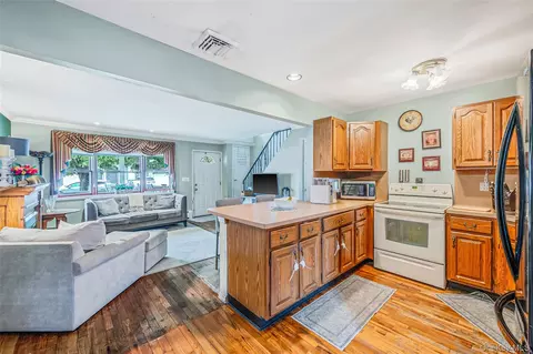 Kitchen - 21 Audrey Ave, Plainview, NY 11803 photo 3 of 4