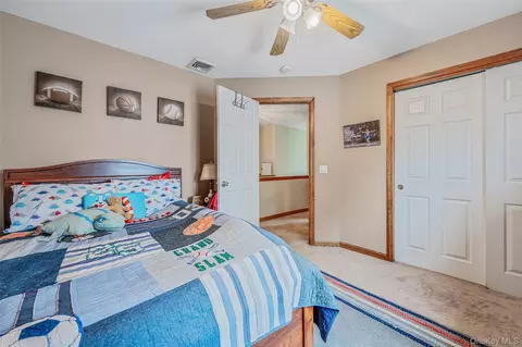 Bedroom - 21 Audrey Ave, Plainview, NY 11803 photo 10 of 12