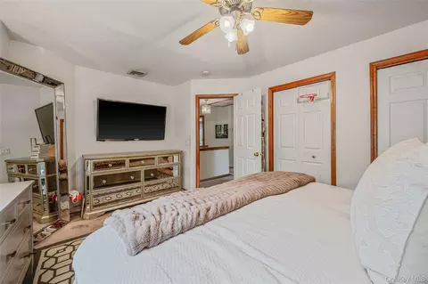 Bedroom - 21 Audrey Ave, Plainview, NY 11803 photo 6 of 12