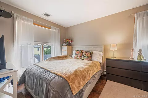 Bedroom - 21 Audrey Ave, Plainview, NY 11803 photo 11 of 12