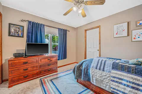 Bedroom - 21 Audrey Ave, Plainview, NY 11803 photo 9 of 12