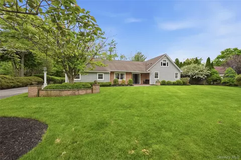 8 Brandywine Dr, Setauket, NY 11733