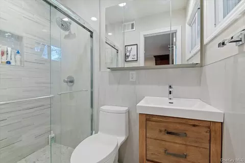 Bath - 6 Long Ridge Rd, Plainview, NY 11803 photo 1 of 3