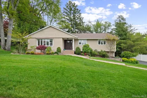 6 Long Ridge Rd, Plainview, NY 11803