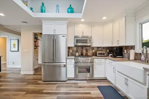 Kitchen - 6 Long Ridge Rd, Plainview, NY 11803 photo 1 of 6