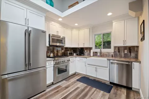 Kitchen - 6 Long Ridge Rd, Plainview, NY 11803 photo 2 of 6