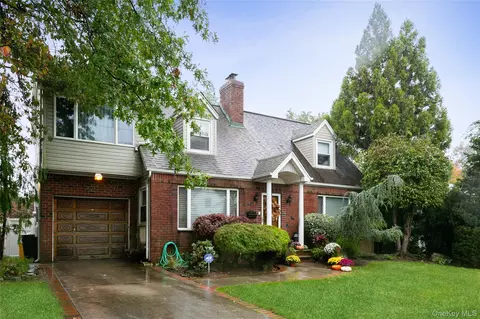 11 Avon Rd, Hewlett, NY 11557