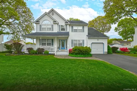 79 6th Ave, Holtsville, NY 11742