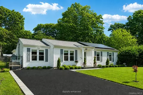 11 Centerview Trl, Ridge, NY 11961