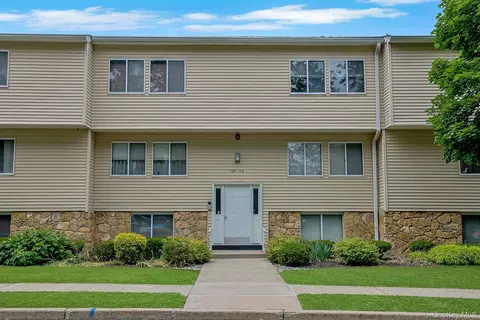 25 College Ave #111, Clarkstown, NY 10954