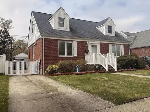 35 Rose Ln, North Hempstead, NY 11040