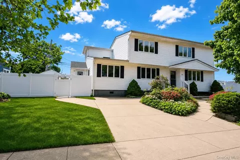 25 Whitetail Ln, Commack, NY 11725