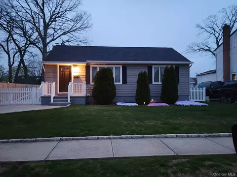 89 Parliament Pl, North Babylon, NY 11703