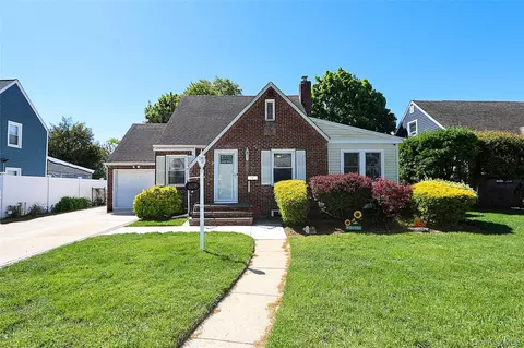 608 Terrace Pl, Baldwin, NY 11510