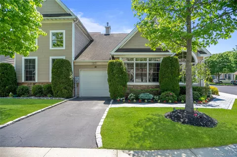 51 Eagle Cir, Bohemia, NY 11716