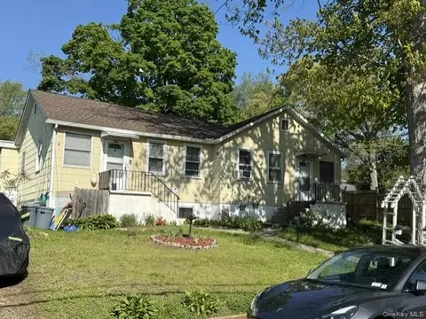 37 Argyle St, Lake Peekskill, NY 10537