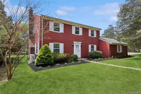 2 Ludlow Ln, Hampton Bays, NY 11946