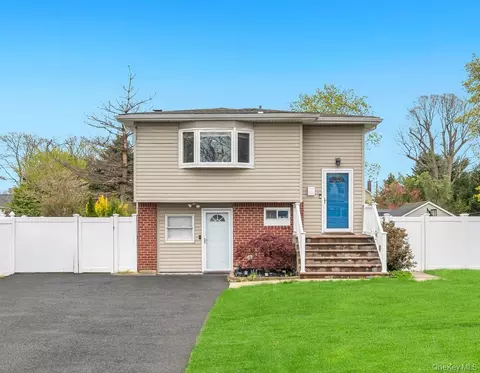 1391 N Windsor Ave, Bay Shore, NY 11706