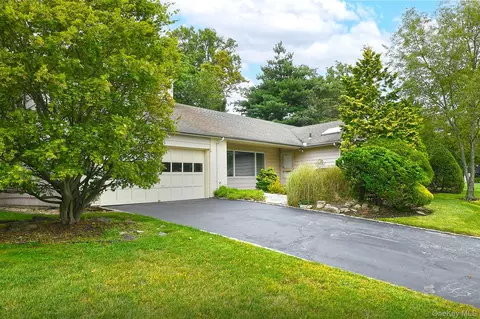 8 South Dr, North Hempstead, NY 11576