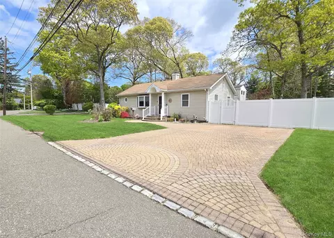 33 Pleasure Ave, Lake Ronkonkoma, NY 11779