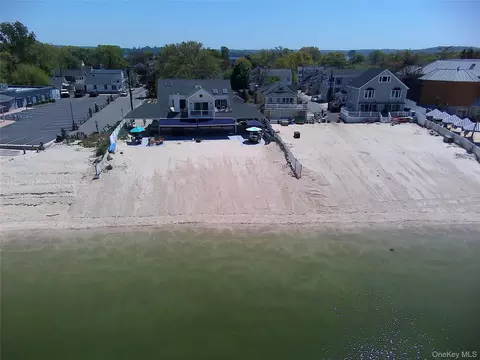 20 Greenwich Ave, Bayville, NY 11709