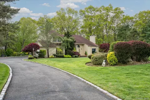 38 Tamara Ct, Melville, NY 11747