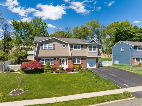 18 Valley Dr, Clarkstown, NY 10954