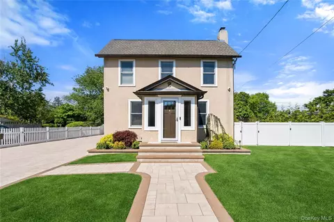 16 West St, West Islip, NY 11795